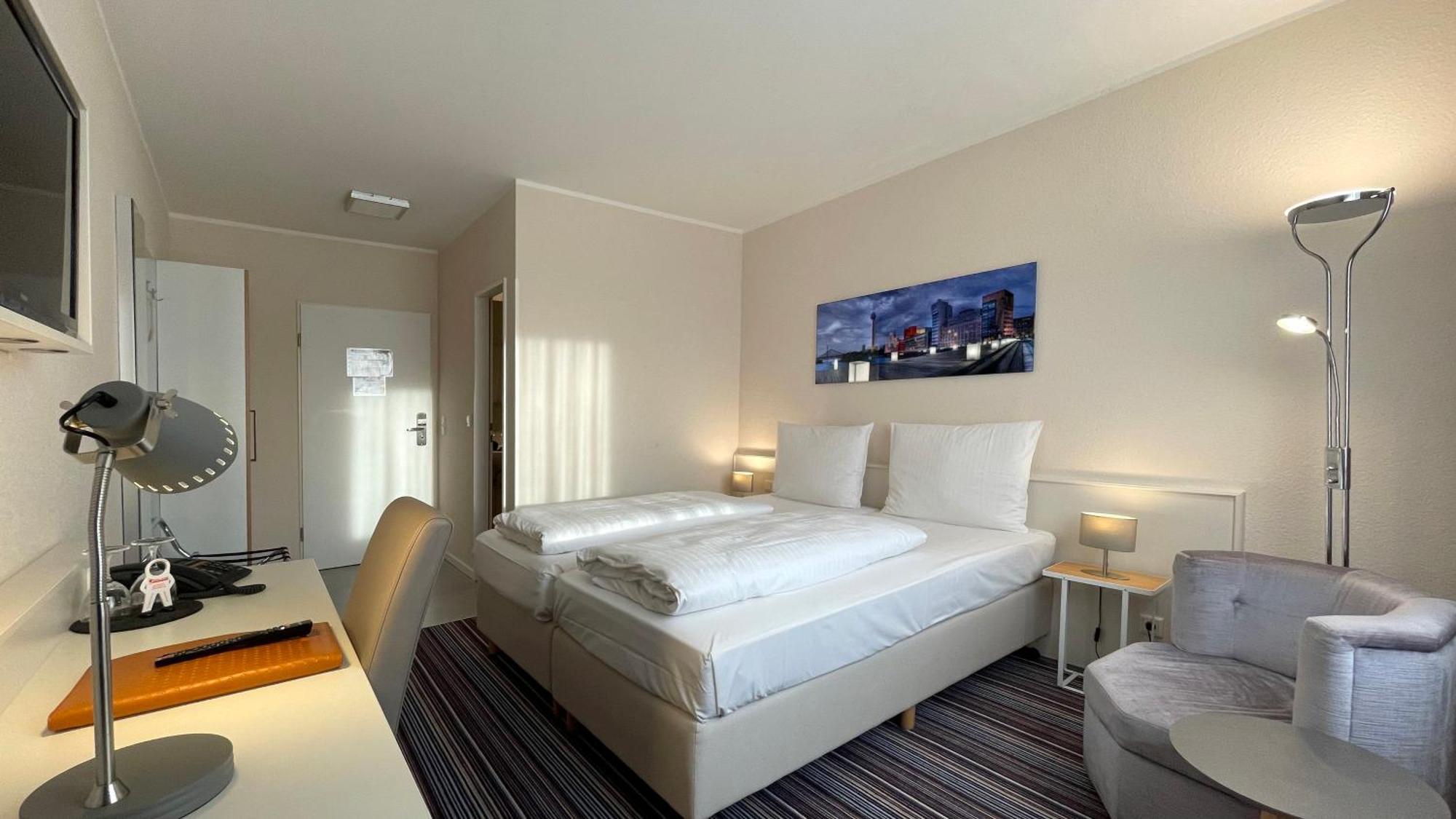 Hotel Astra Dusseldorf Bagian luar foto